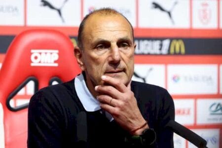 Presidente de clube francês demite técnico em entrevista ao vivo e critica jogadores