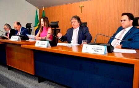CCJR emite pareces a 21 projetos e presidente convoca reunião extraordinária