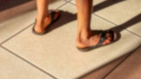 Menino de 9 anos e bebê são abandonados em casa e polícia é acionada em MS
