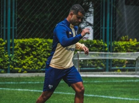 Alisson volta a treinar com preparação física no São Paulo, após cirurgia em julho