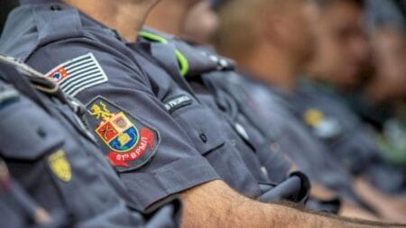 8 PMs são afastados por escoltar delator do PCC morto em aeroporto