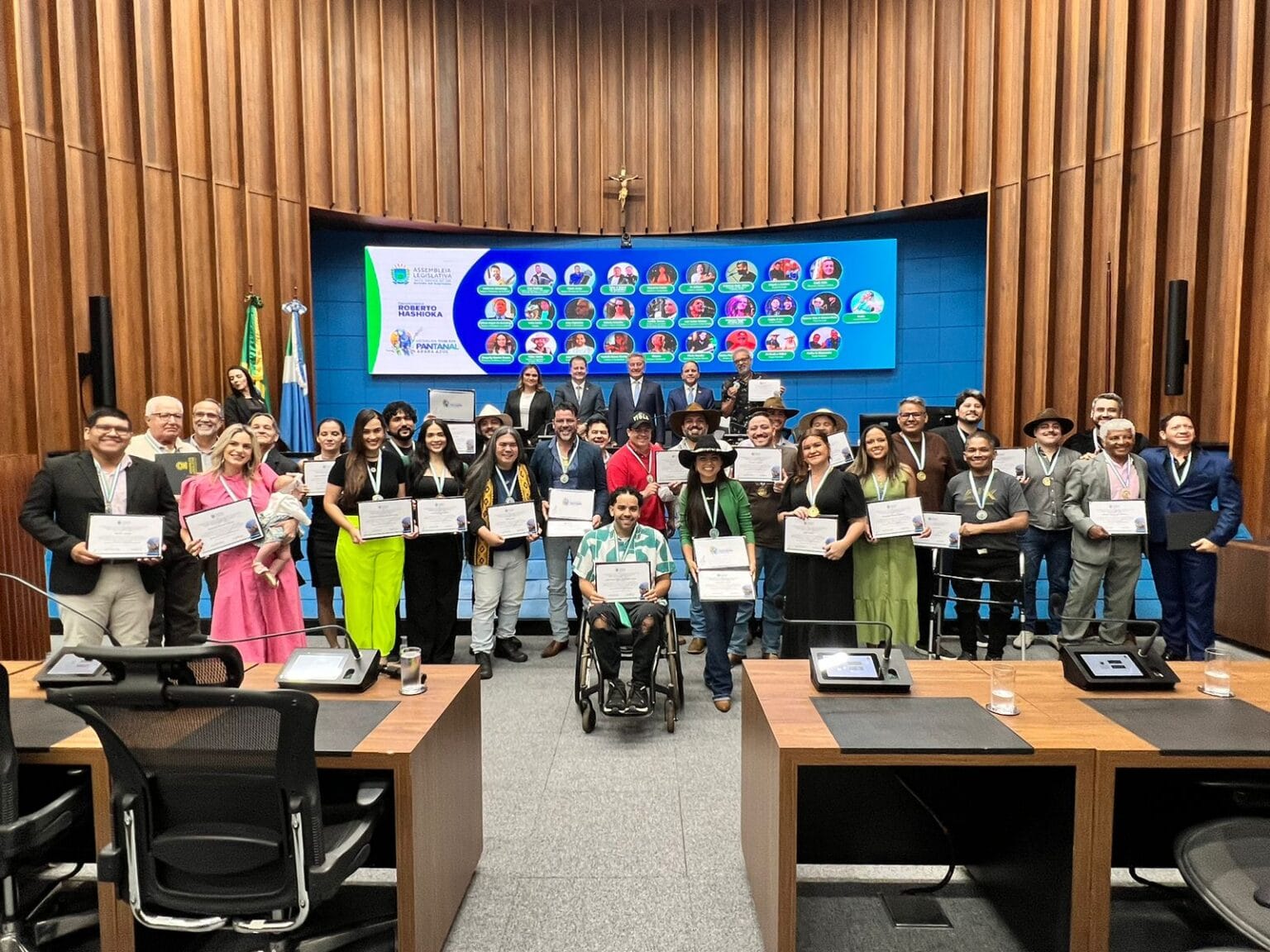 Em noite de música e talentos, Hashioka homenageia artistas sul-mato-grossenses com Medalha Tom do Pantanal