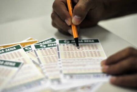 Ganhador da Mega que apostou R$ 5 retira prêmio de R$ 201 milhões em Cuiabá