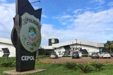 Idoso é preso ao se masturbar para crianças em sacada de apartamento
