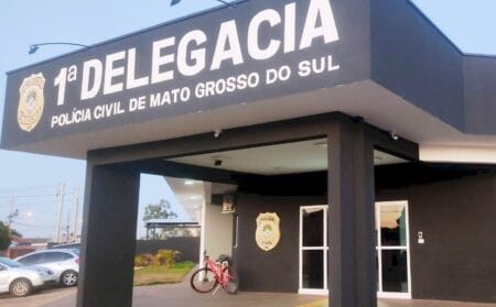 Jovem tem faca cravada no ombro e pulmão perfurado após briga com namorada
