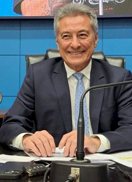 Proibição de celulares nas escolas fica para o 2º semestre de 2025
