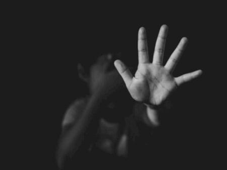 Criança é expulsa de casa pela mãe após denunciar abusos de padrasto