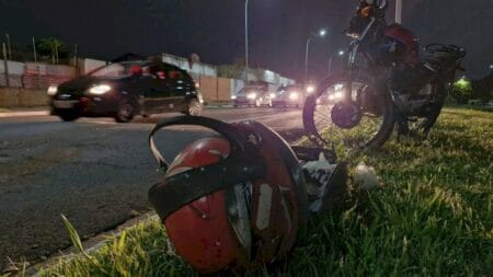 Motociclista desce, mata garupa a tiros e foge em CG