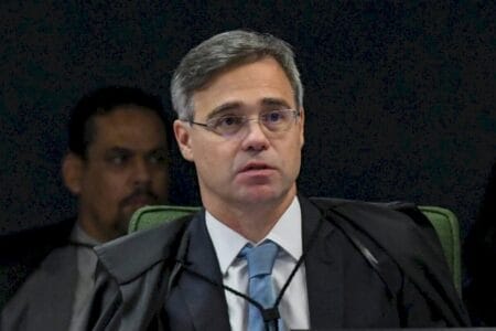 Único a votar para tirar Moraes do inquérito do golpe, Mendonça já bateu boca com o ministro sobre o 8 de Janeiro