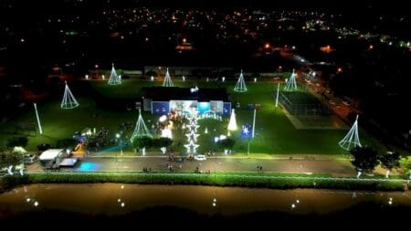 Em Batayporã, luzes de Natal atraem famílias com lindos cenários em frente à lagoa