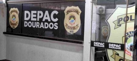 Idosa de 67 anos é presa após esconder porções de drogas debaixo de planta