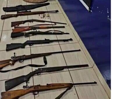 Polícia apreende arsenal após encontrar vítima de espancamento