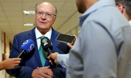 Alckmin promete apoio a brasileiros deportados dos EUA