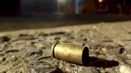 Vizinhos ouvem tiro e homem é encontrado com ferimento na cabeça em frente sua residência