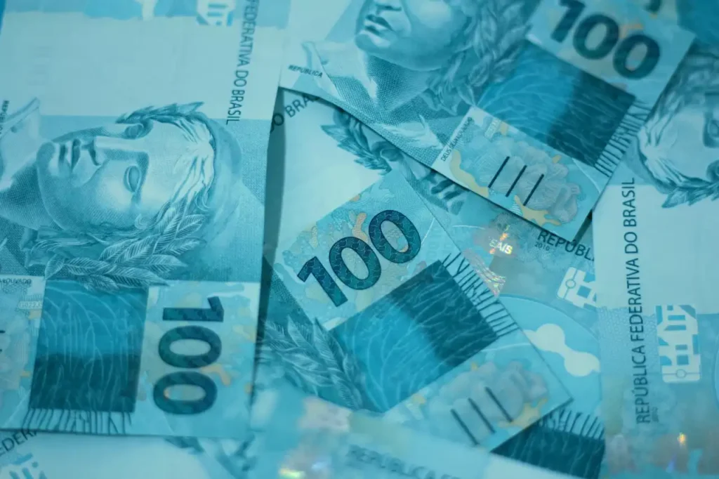 Salário mínimo com valor reajustado passa a ser pago neste sábado