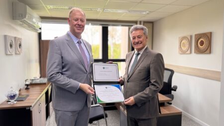 Hashioka entrega moção de congratulação a Sindicato de Hospedagem e Alimentação de MS