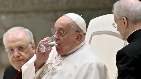 ‘Condição crítica’, diz Vaticano sobre o papa após crise severa