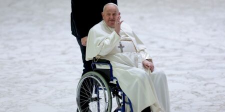 Papa Francisco volta a melhorar; prognóstico ainda é “cauteloso’