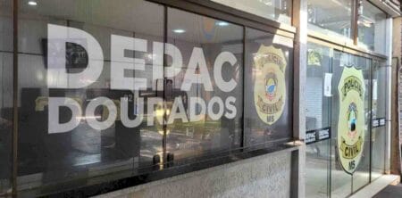 Após dar banho gelado em bebê de 2 meses, rapaz espanca e tenta enforcar a mãe da criança