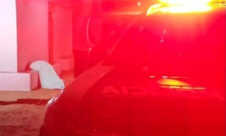 Homem é assassinado com dois tiros nas costas e cabeça em frente a bar de MS