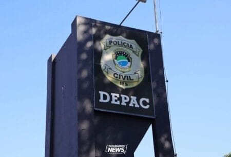 Idosa é presa após polícia encontrar cocaína escondida em sapateira e estojo escolar
