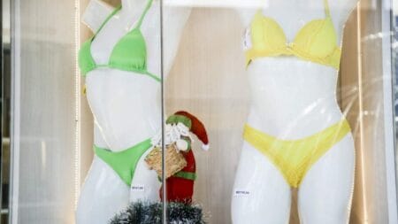 Dívida de lingerie entre vizinhas termina com chinelo arremessado, faca no pescoço e agressão