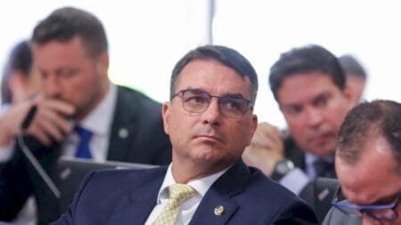Vamos levantar o que Lula está fazendo nos Correios, diz Flávio