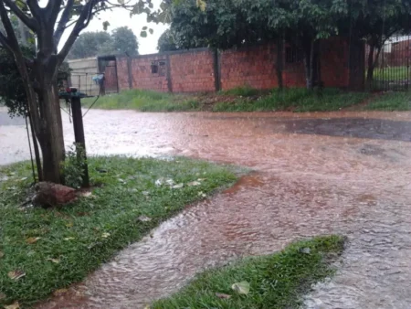Em dias de chuva, alunos ficam ilhados em rua alagada no Bairro Santa Emília.