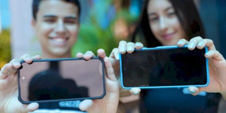 Proibição de celular na escola é bem-vinda, mas não é suficiente