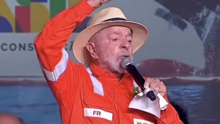 Lula critica preço da gasolina, mas omite imposto federal
