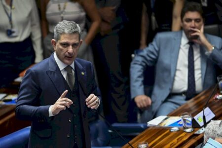Rogério Carvalho: Manobra para reabilitar Bolsonaro é casuísta e deveria provocar forte reação popular