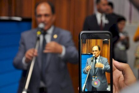 Dourados: Zé Teixeira pede asfalto e reforma de estruturas públicas