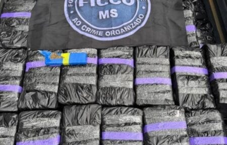 Quatro pessoas são presas transportando duas toneladas de maconha