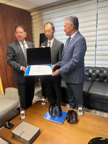 Deputado Hashioka entrega Diploma de Ilustre Visitante a cônsul do Japão no Brasil