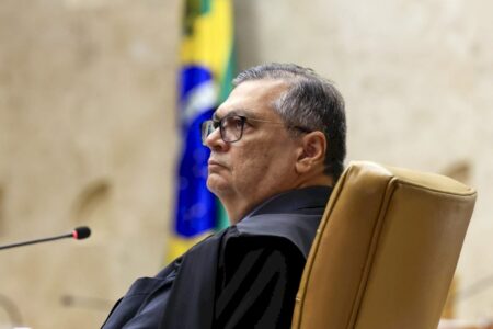 Dino interrompe julgamento de ação contra lei que impõe Bíblia em bibliotecas