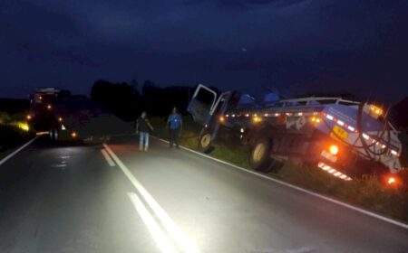 Caminhão sai da pista na MS-276, entre Batayporã e Anaurilândia