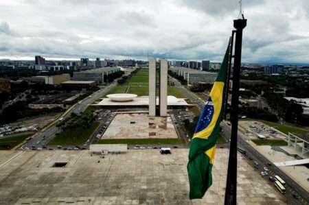 Brasil cai seis posições em índice de democracia de revista britânica