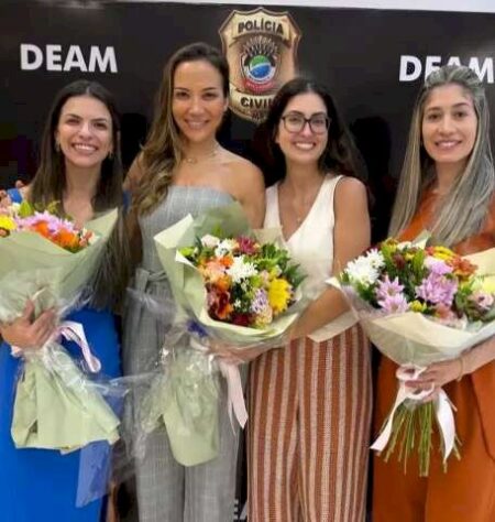 Delegadas “trocadas” recebem flores na despedida da Deam