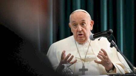 Após ligeira melhora, papa Francisco tem noite tranquila
