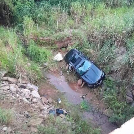 Moradora da Capital morre após BMW aquaplanar e cair em córrego na MS-345