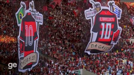 Arrascaeta faz tatuagem com o número 10 em semana de homenagens no Flamengo