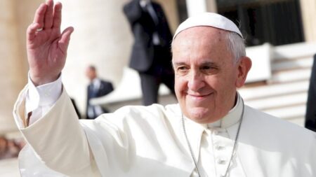 Papa permanecerá internado por “mais alguns dias’, diz Vaticano