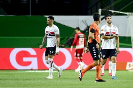 PC de Oliveira discorda de pênalti marcado para o Palmeiras