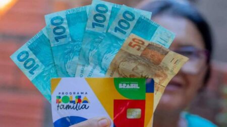 Gleisi diz que ajuste no Bolsa Família busca abrir espaço fiscal a outros programas