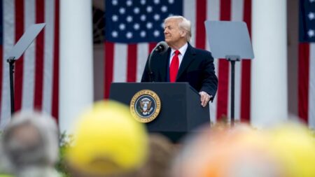 Trump exibe “gold card” pela 1ª vez: “Pode ser seu por US$ 5 mi”