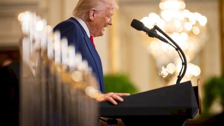 Trump diz que líderes estão “puxando saco’ para negociar tarifaço