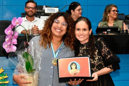 Hashioka homenageia a potente voz de Karla Coronel com Comenda Lídia Baís