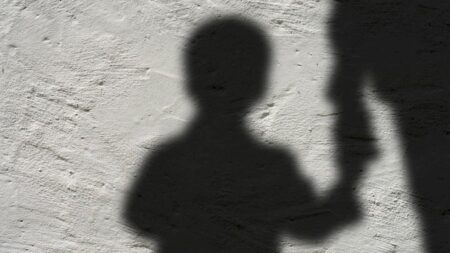 Criança é agredida com tapa no rosto pelo namorado da mãe que vai preso por maus-tratos