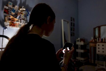 Como pais podem lidar com adolescentes ‘sexting’ com inteligência artificial
