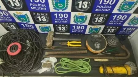 Bandidos invadem agência dos Correios pelo teto e acabam presos pela PM